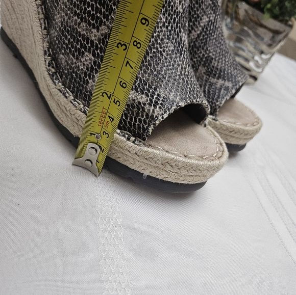 Toms Womens size 7.5 M Faux Leather snake print wedges mules. - Picture 5 of 12
